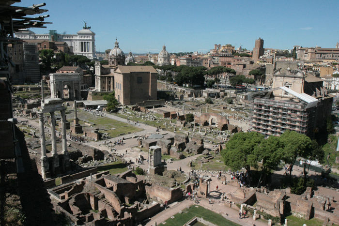 Udsigten oppe fra Palatinerhøjen, ned over Forum Romanum.