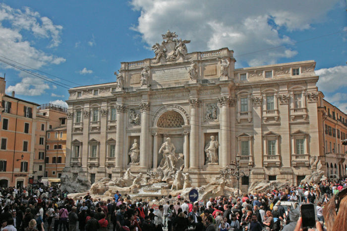 Vi var atter forbi Fontana di Trevi, hvor der som sædvanligt var mange mennesker. Kaster man en mønt over skulderen og ned i fontænen, skulle man være sikret et gensyn med Rom.