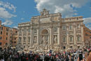Vi var atter forbi Fontana di Trevi, hvor der som sædvanligt var mange mennesker. Kaster man en mønt over skulderen og ned i fontænen, skulle man være sikret et gensyn med Rom.