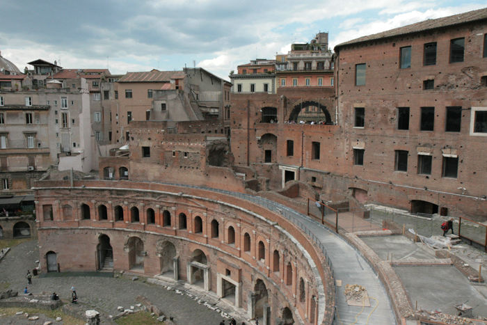 Trajans Markeder, der er bygget i begyndelsen af det 2. årh. e. Kr. Det indeholdt oprindeligt 150 forretninger, en pendant til det moderne indkøbscenter. 