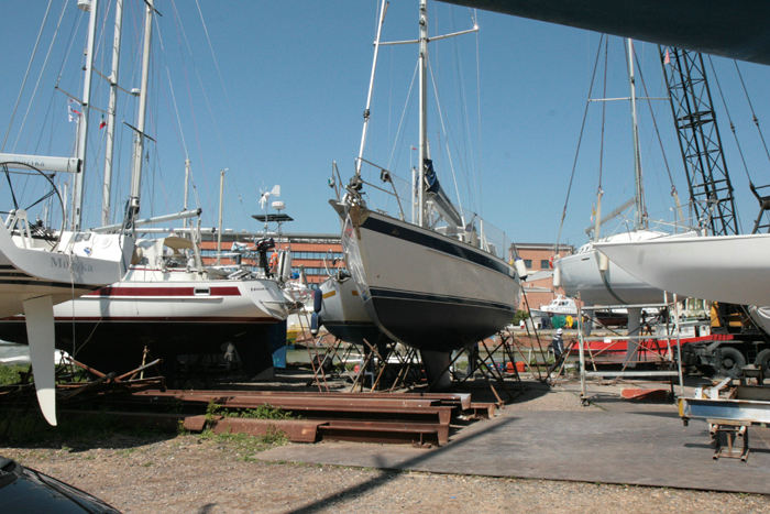 Nausikaa var godt og grundigt lukket inde på Fulvio’s værft i Fiumicino, så vi måtte vente et par uger, før vi kunne komme i vandet.