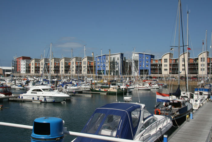 Der var masser af ledige pladser i marinaen i St. Helier. Der var bygget en hel del, siden vi var her i 1997, bl.a. boliger langs havnen.