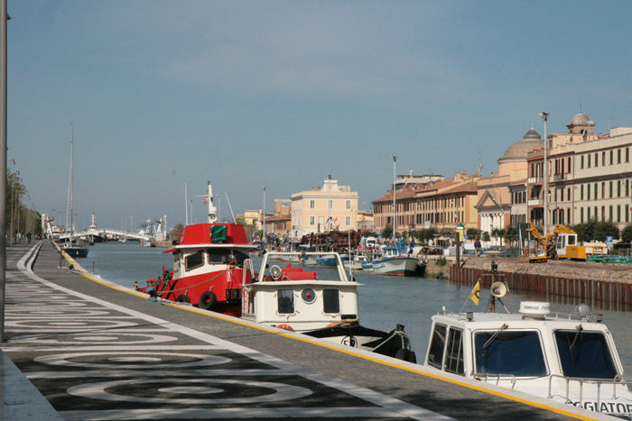 Vi skulle ud gennem kanalen i Fiumicino. Den sidste forhindring - en gangbro - ses i det fjerne, og vi var ude i det fri. 