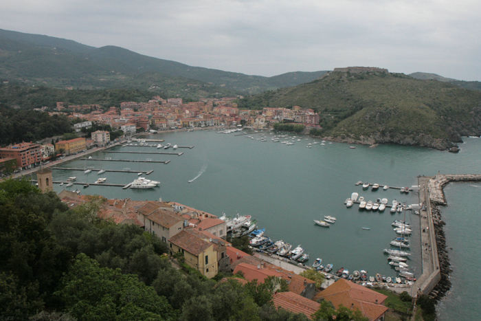 Udsigten oppe fra Fort la Rocca og ned over havnen i Porto Ercole. Der var god plads. 