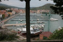Udsigten oppe fra den gamle bydel, ned over havnen i Porto Ercole. Læg mærke til, at kun den første bro, hvor vi lå, har forbindelse til land. 