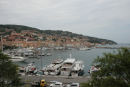 Udsigten ned over Porto Arturo i Porto Santo Stefano. Det var ikke kun små både, der havde fundet vej til havnen.