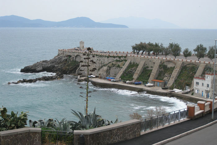 Piombino – Piazza Giovanni Bovio set oppe fra Viale de Popolo.