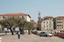 Den gamle bydel i Piombino, set ude fra Piazza Giovanni Bovio. Tårnet er klokketårnet på rådhuset.  