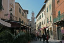 Rådhuset med klokketårnet i Piombino og den smalle gade Corso Vittorio Emanuele med alle restauranterne.