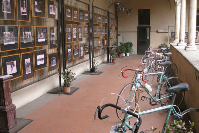 I forbindelse med Giro d’Italia, der havde start på 5. etape i Piombino, var der arrangeret en udstilling i et gammelt kloster. Her billeder af alle rytterne fra Piombino. 