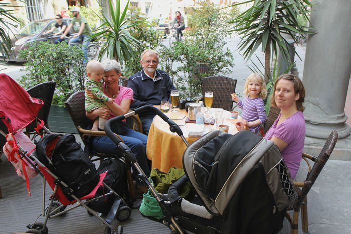 Vi var en tur i Pisa for at møde Maiken, Julie, Kasper og Jakob (fotografen). De skulle sejle med os de næste 10 dage. Første stop på vej fra banegården og ud til Det Skæve Tårn. (Foto Jakob)