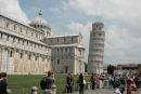 Alle bygninger på Campo dei Miracoli i Pisa er skæve; men det mest skæve er tårnet, der hælder godt 5 m. Det Skæve Tårn har tidligere været lukket på grund af fare for sammenstyrtning.