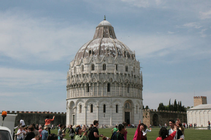 Dåbskapellet på Campo dei Miracoli i Pisa. Kapellet ligger frit, er opført i marmor i 1152 – 1284.