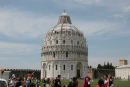 Dåbskapellet på Campo dei Miracoli i Pisa. Kapellet ligger frit, er opført i marmor i 1152 – 1284.