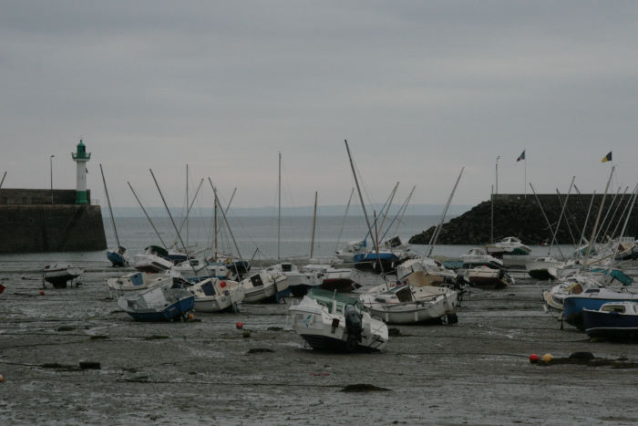 St. Quay Portrieux blev den første havn, vi anløb i Bretagne. Den gamle havn tørrer ud ved lavvande. Det ser lidt rodet ud, når bådene ligger væltet rundt.