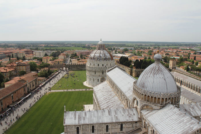 Udsigten oppe fra Det Skæve Tårn i Pisa ned over Campo dei Miracoli med katedralen, dåbskapellet og yderst til højre klosteret – Composanto. (Foto Jakob)