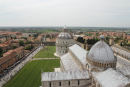 Udsigten oppe fra Det Skæve Tårn i Pisa ned over Campo dei Miracoli med katedralen, dåbskapellet og yderst til højre klosteret – Composanto. (Foto Jakob)