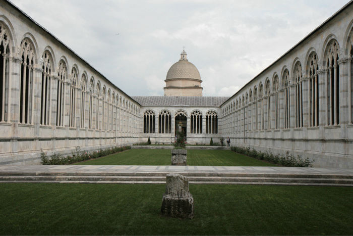 Composanto på Campo dei Miracoli i Pisa. Klosteret blev bombet under 2. verdenskrig, og taget styrtede sammen. Mange af freskerne gik tabt, men man er i gang med restaurering. 