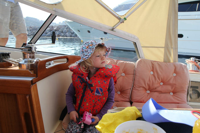 Vi tog vore gæster (Jakob, Maiken, Julie og Kasper) ombord i Salivoli i nærheden af Piombino. Julie skulle lige se båden an - det er et år siden, hun sidst var ombord. (Foto Jakob)