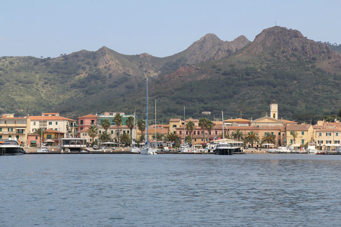 Fra Salivoli på fastlandet gik turen til Elba. Den første havn vi anløb, var Porto Azzurro på sydsiden af Elba, en rigtig flot og godt beskyttet havn, en rigtig perle. (Foto Jakob)