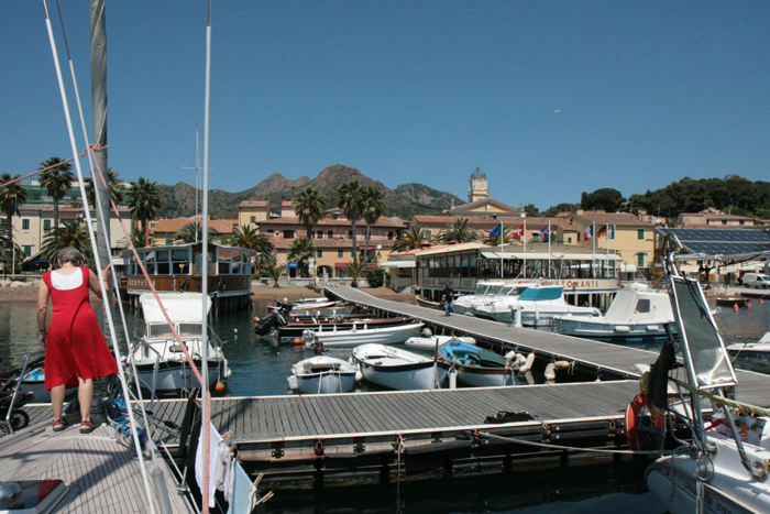 Porto Azzurro på Elba. En fin havn, der ligger midt i den gamle by. Selve byen var rigtig hyggelig med masser af små pladser fyldt med restauranter. Flot havnepromenade.