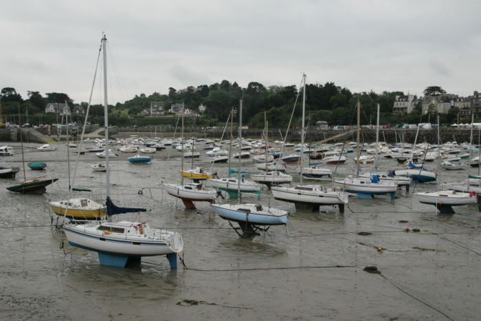 Lidt længere inde i den gamle havn i St. Quay Portrieux har de lidt mere styr på bådene; der står de fleste ret op selv ved lavvande. De har enten to køle eller "ben" skruet på siderne. 