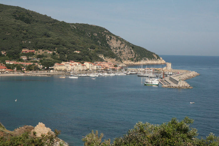 Næste havn på vor tur rundt om Elba blev Marciana Marina. Her fotograferet oppe fra en bjergvej på en biltur vi kørte på et senere tidspunkt.