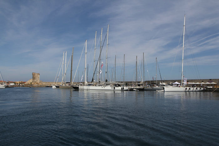 Der var regatta i Marciana Marina, den weekend vi var der. Det var nogle halvvoksne både, der deltog i kapsejladsen. Synd, at der ikke var mere vind. (Foto Jakob)