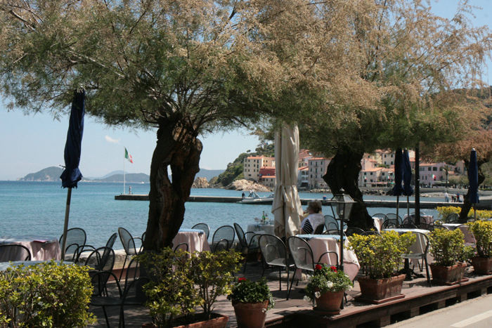 Marciana Marina var en rigtig hyggelig gammel by med mange flotte bygninger. Her et parti fra strandpromenaden og en af de mange restauranter. Der var for øvrigt en flot badestrand.