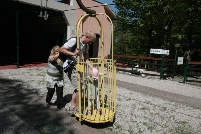 En af de største seværdigheder på Elba er svævebanen op til Monte Capanne. Man står ude i det fri i noget, der ligner et papegøjebur. Her hopper Julie og Jakob på i farten. 