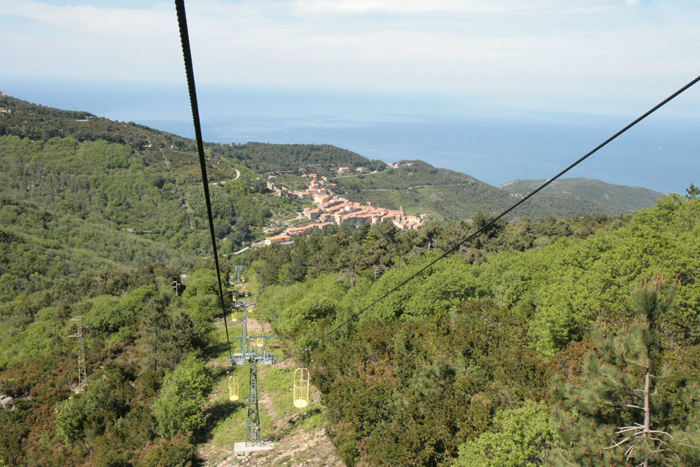 Turen op til Monte Capanne på Elba med svævebanen tager ca. 20 min. Det var en fantastisk oplevelse at stå ude i det fri; det var helt stille, og man kunne høre fuglene. 