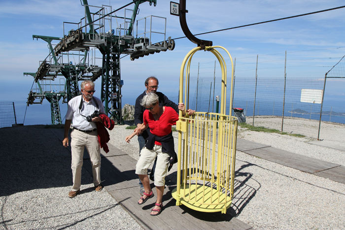 Her bliver skipper og skipperinden hjulpet ud af buret på svævebanen oppe på toppen af Monte Capanne. Vi var meget heldige med vejret. (Foto Jakob)