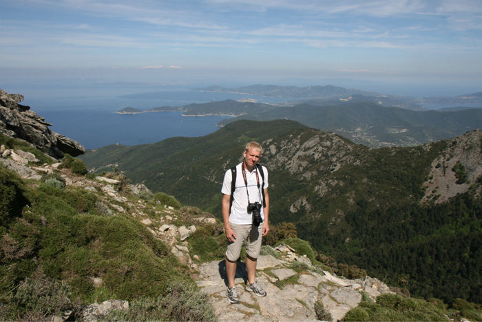 Jakob og skipper klatrede det sidste stykke op til toppen af Monte Capanne, hvorfra man kan se det meste af Elba. Maiken valgte at blive nede med lille Kasper på ½ år.  