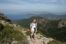 Jakob og skipper klatrede det sidste stykke op til toppen af Monte Capanne, hvorfra man kan se det meste af Elba. Maiken valgte at blive nede med lille Kasper på ½ år.  