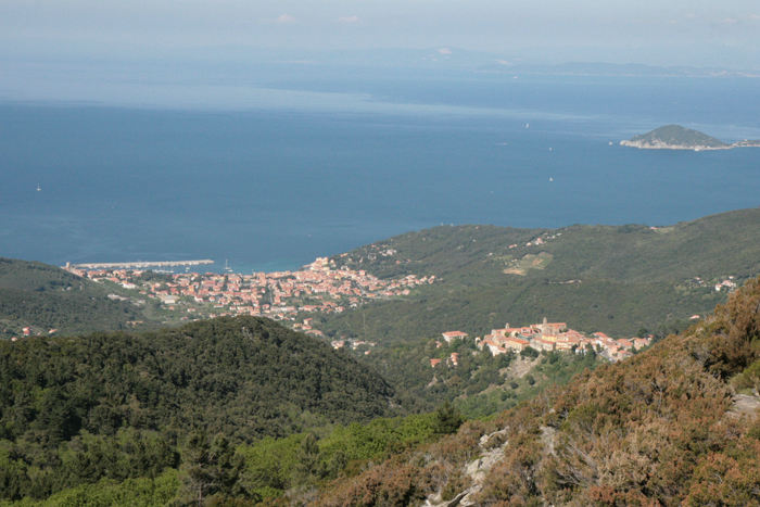Udsigten fra svævebanen op til Monte Capanne. Der var udsigt ned til Marciana Marina, hvor vi lå med båden. Til højre bjergbyen Poggio. 