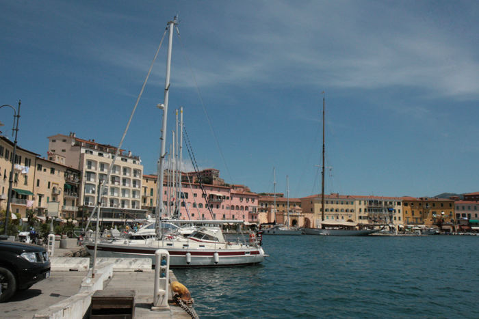 Vi kom til Portoferraio en søndag middag og var spændt på, om havnen var fyldt op med weekendsejlere; men nej – der var mere end god plads. Der lå kun ganske få både ved kajen. 