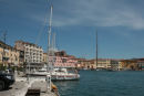 Vi kom til Portoferraio en søndag middag og var spændt på, om havnen var fyldt op med weekendsejlere; men nej – der var mere end god plads. Der lå kun ganske få både ved kajen. 