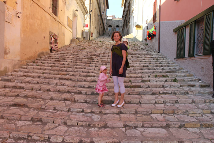 Gaderne i Portoferraio er meget stejle, og de fleste steder er der store trapper. Her er Maiken med Kasper på ryggen og Julie på vej op mod toppen. (Foto Jakob)