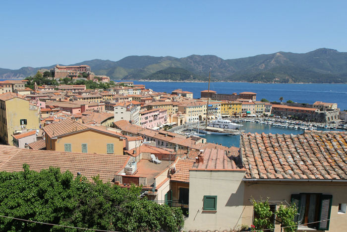 Når først man var kommet op på toppen af  klipperne rundt om Portoferraio, er der en flot udsigt ned over byen og havnen. Til venstre ses Fort Stella, der ligger ved indsejlingen. (Foto Jakob)