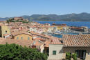 Når først man var kommet op på toppen af  klipperne rundt om Portoferraio, er der en flot udsigt ned over byen og havnen. Til venstre ses Fort Stella, der ligger ved indsejlingen. (Foto Jakob)