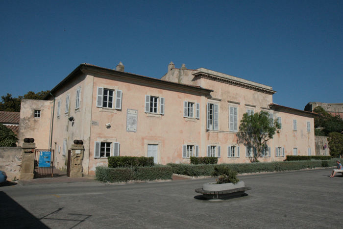 Napoleon blev jo mere eller mindre forvist til Elba, hvor han blev guvernør. Her ses hans bolig, Palazzina Napoleoncia eller Villetta dei Mulini, som nu er indrettet som museum. 