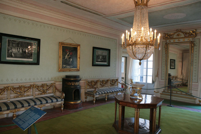 Et af de mange rum i Napoleons guvernørbolig i Portoferraio. Man har forsøgt at møblere rummene med de originale møbler eller tilsvarende.