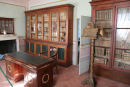 Biblioteket i Napoleons guvernørbolig. Mange af bøgerne er de oprindelige bøger. Han var i eksil på Elba omkring 1814; men efter 9 måneder stak han af og led nederlaget ved Waterloo.    