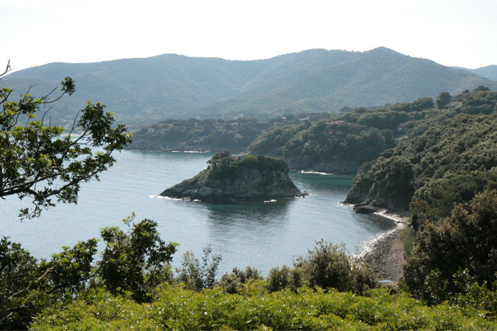 Vi lejede en bil i Portoferraio og kørte Elba rundt. Her et parti fra turen langs den nordlige kyst. Elba er en meget kuperet ø, og da vi var der, var alt grønt og frodigt.