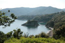 Vi lejede en bil i Portoferraio og kørte Elba rundt. Her et parti fra turen langs den nordlige kyst. Elba er en meget kuperet ø, og da vi var der, var alt grønt og frodigt.