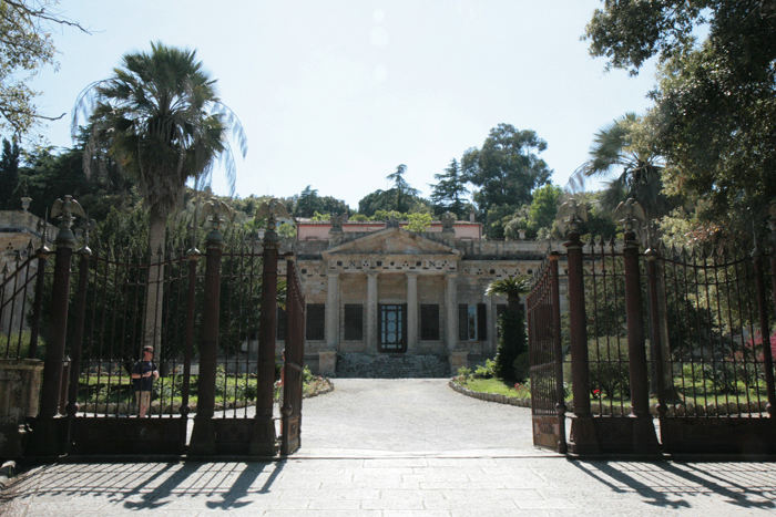 Napoleon havde to boliger på Elba: Hans hus i Portoferraio og landstedet (sommerboligen) Villa San Martino. Den så nu lidt anderledes ud, da Napoleon boede der. 