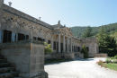Den flotte facade foran Villa San Martino (Napoleons sommerbolig) er bygget til i 1814 af den russiske emigrant fyrst Demidoff. Selve sommerboligen ligger bag ved.