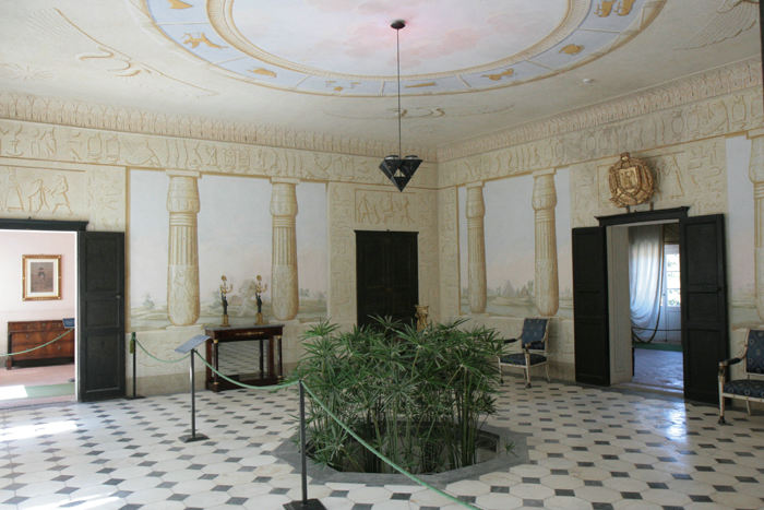 Et af rummene i Villa San Martino på Elba. Freskerne på væggene er malet i 1814 i egyptisk stil, et minde om Napoleons Nil-felttog i 1798-99. 