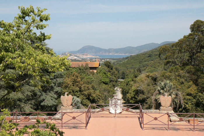 Udsigten fra Napoleons sommerbolig – Villa San Martino. Han kunne se hjem til sin anden bolig Villetta dei Mulini i Portoferraio. Det er Portoferraio der ses over hustaget.