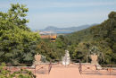 Udsigten fra Napoleons sommerbolig – Villa San Martino. Han kunne se hjem til sin anden bolig Villetta dei Mulini i Portoferraio. Det er Portoferraio der ses over hustaget.